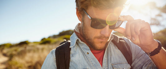 Hombre en el exterior con lentes de sol eagle eyes