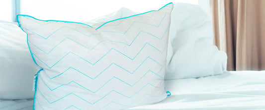 Almohada Soñare firme sobre cama.