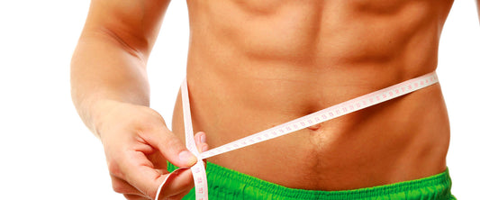 Hombre midiendo su cintura luego de usar el aparato de ejercicio Body Crunch Evolution.
