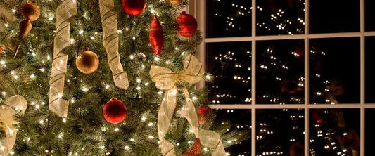 Árbol de Navidad con reflejo en la ventana y luces Startastic.