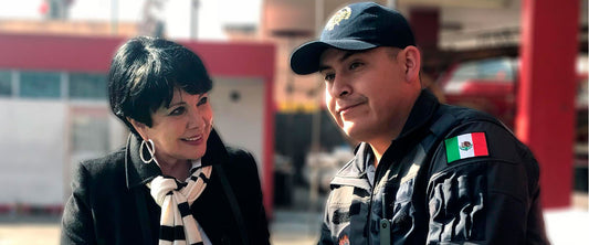 Mujer y hombre en la estación de bomberos, platicando.