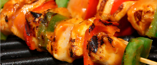 Brochetas de pollo con vegetales, hechas a la parrilla.