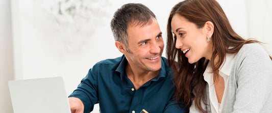 Pareja comprando en línea durante el Buen Fin.