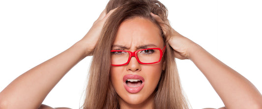 Mujer de mal humor agarrando su cabello.