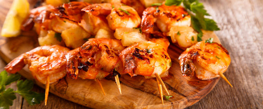 Fotografía de brochetas de camarón.
