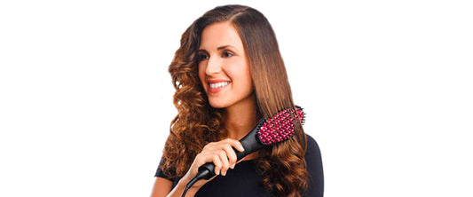 Mujer alaciando su cabello con el cepillo alisador Simply Straight.