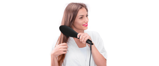 Mujer cepillando su cabello con el cepillo alisador Simply Straight.