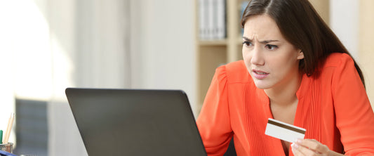 Mujer comprando el internet