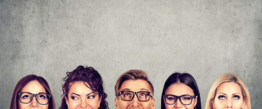 Diferentes personas usando varios lentes de sol como Eagle Eyes.
