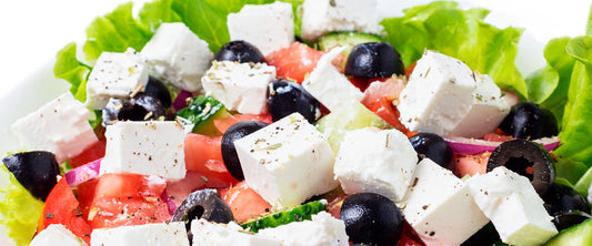 Ensalada griega hecha con queso panela, aceitunas y jitomate.