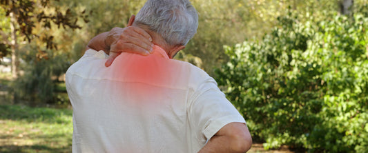 Hombre de la tercera edad agarrandose el cuello por el dolor