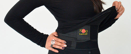 Mujer usando la Cinturilla 70-30 en color negro.