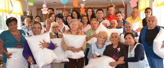 Fotografía de voluntariado con los abuelos en la visita a la Fundación Vida Plena IAP.