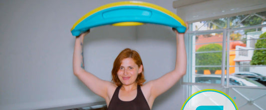 Mujer cargando el aparato de ejercicio llamado Gravity ABS.