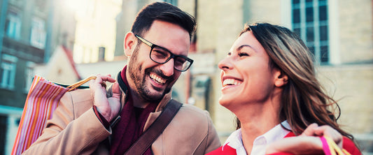 Pareja feliz, comprando durante Hot Sale 2019