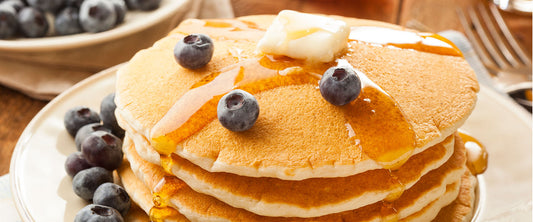 Hotcakes con arándanos, mantequilla y miel de maple.