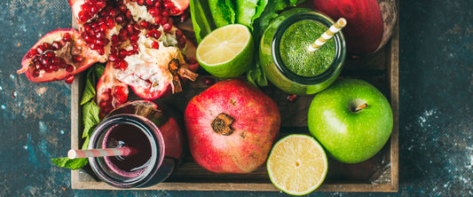 Fotografía de jugos naturales hechos con fruta.