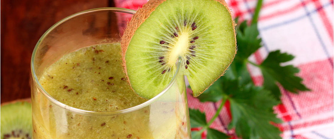 Jugo de kiwi con naranja y fresa.
