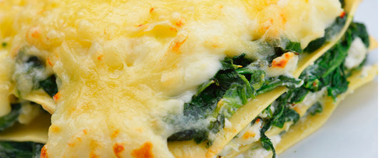 Lasaña vegetariana con queso y espinacas.