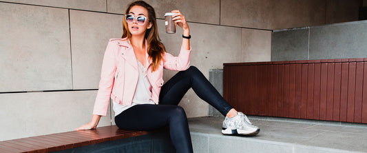 Mujer con mucho estilo usando leggins color negro.