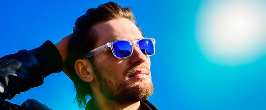 Hombre usando lentes de sol como los Eagle Eyes.