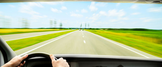 Persona manejando en carretera usando sus lentes de sol Eagle Eyes.