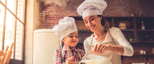 Mamá e hija cocinando juntas.