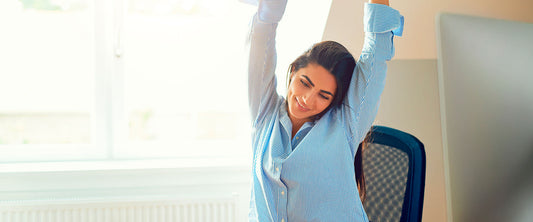 Mujer activa y feliz las primeras horas del día.