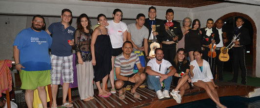 Familia de la ganadora de la serenata con mariachi de Inova.