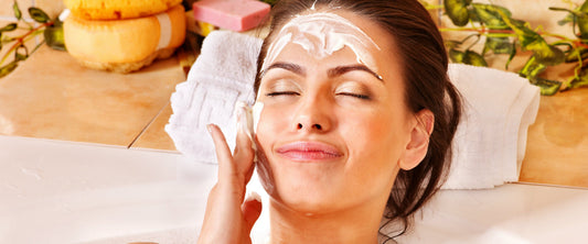Mujer en el baño usando una mascarilla casera para la cara