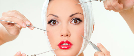 Mujer con cara sorprendida al tener miedo por una cirugía estética.
