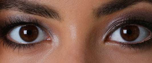Acercamiento a los ojos cafés de una mujer enfermedades de lo ojos