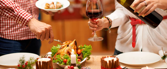 Pareja sirviéndose la cena de navidad.