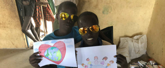 Niños en Kenia con donativo de Eagle Eyes