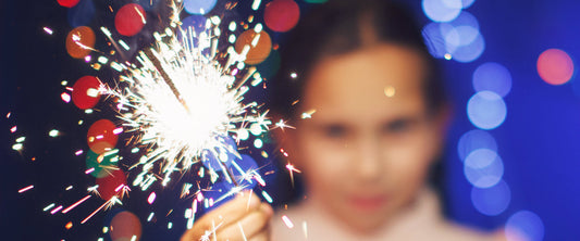 NIña sosteniendo una luz de bengla