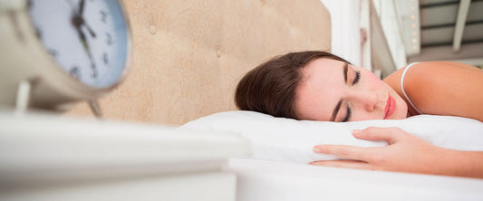 Mujer durmiendo sobre su almohada soñare en su cama.