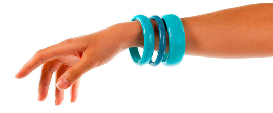 Mujer usando pulseras hechas con plástico.