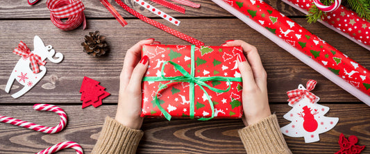 manos de mujer agarrando regalo de navidad