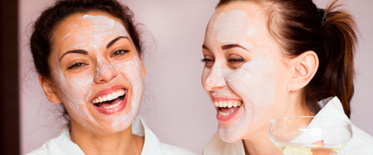 Mujeres felices con mascarillas para mejorar su aspecto físico.
