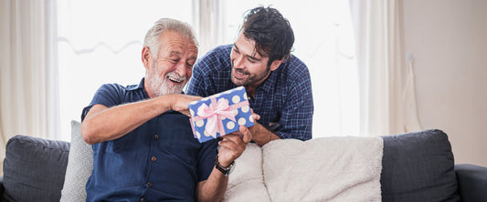 Papá abriendo regalo con su hijo