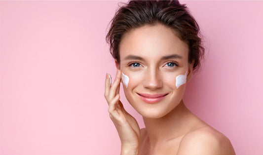 Mujer con crema hidratante en rostro