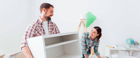 Pareja decorando su casa