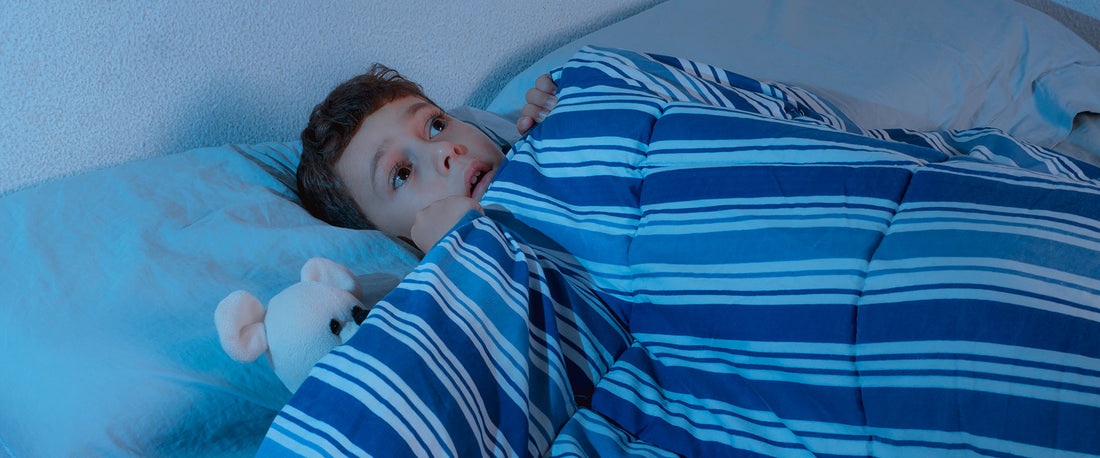 Niño despertando asustado a la mitad de la noche.