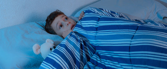 Niño despertando asustado a la mitad de la noche.