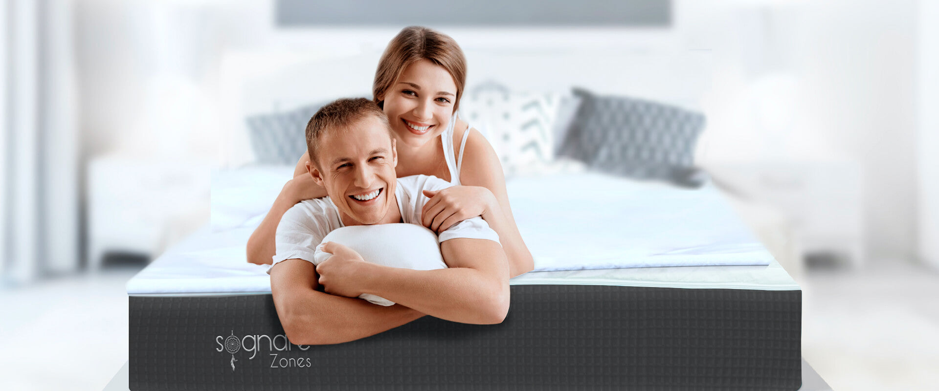 Pareja descansa sonriendo