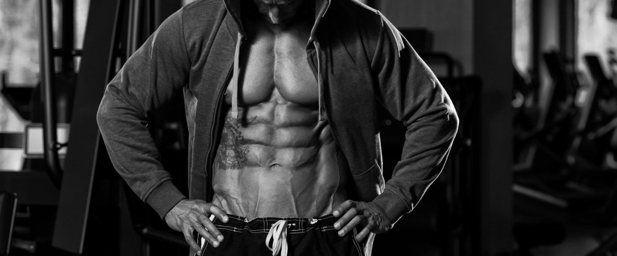 Imagen de hombre en blanco y negro mostrando su abdomen plano