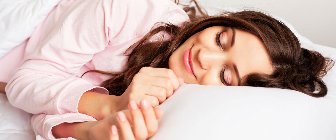 Mujer con buenos hábitos de sueño descansando sobre una almohada soñare.