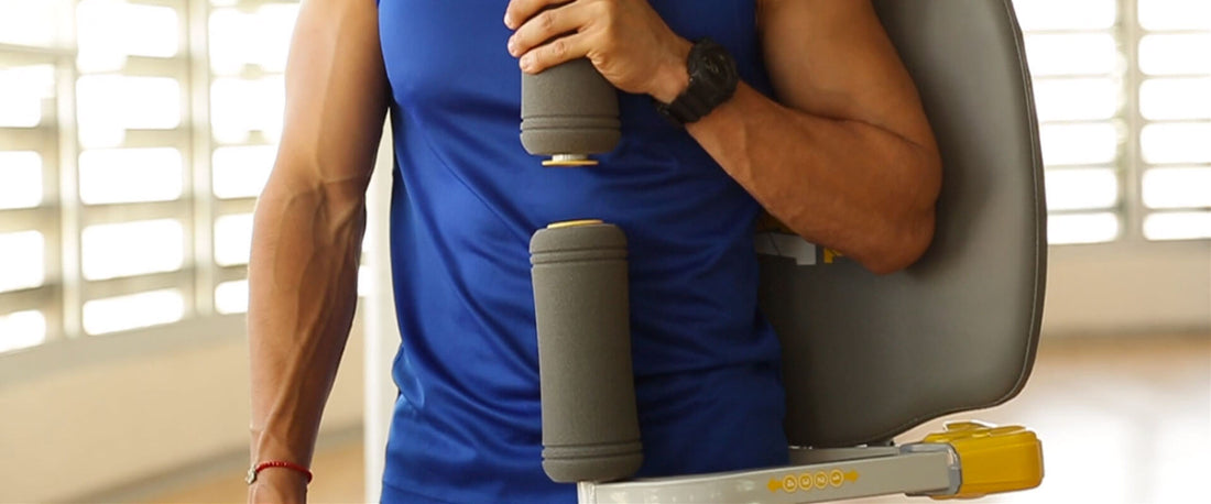 Daniel Cortés cargando el aparato de ejercicio Ab Tomic.