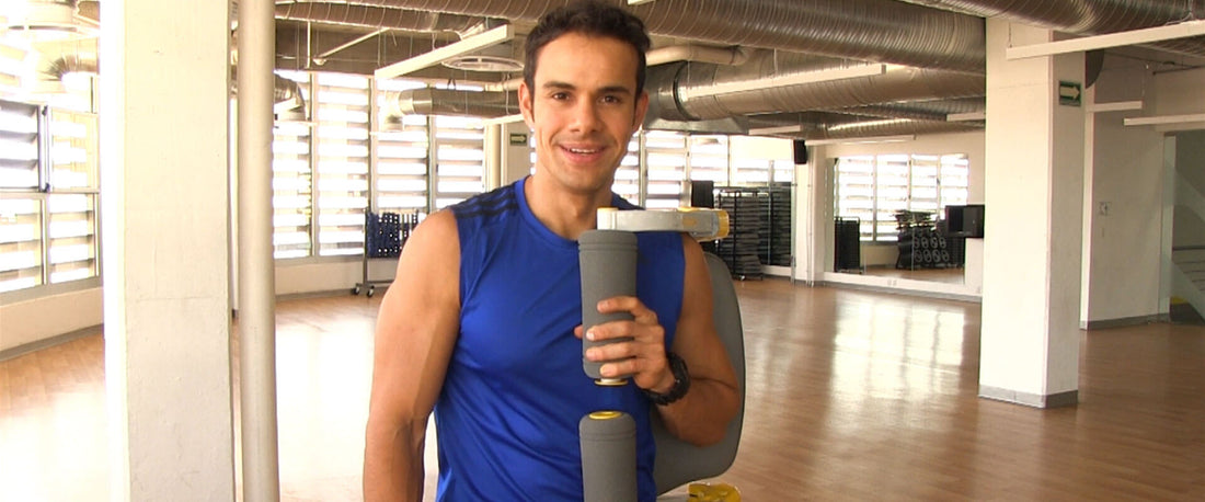 Daniel Cortés cargando el aparato de ejercicio Ab Tomic.