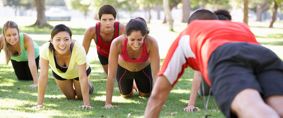 Grupo de personas practicando boot camp.